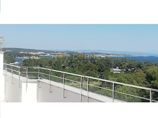 OCCASIONE: Appartamento esclusivo a Premantura di 104m2 con vista mare, ampia terrazza privata sul tetto e prima fila sul mare!