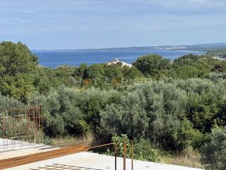 Štinjan, penthouse, 3 camere, ampia terrazza, vista mare, a 3 minuti in auto dalla spiaggia di Puntižela!