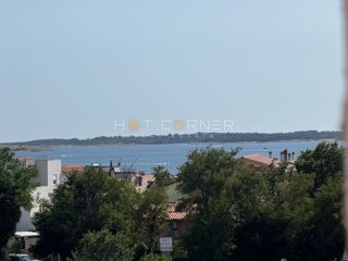 Medulin, posizione top, 300 m dalla spiaggia, appartamento al piano terra con 1 camera e piccolo giardino