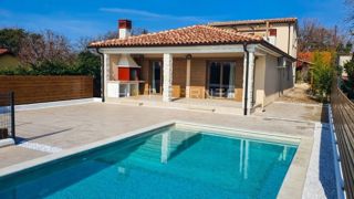 Villa con 2 appartamenti, piscina e vista mare, a 2 km dalla spiaggia!