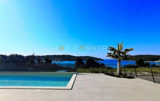 Banjole, direttamente sopra la spiaggia, penthouse di lusso, vista mare, piscina, ascensore