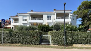 Umago, prima fila sul mare, appartamento al piano terra con giardino e garage