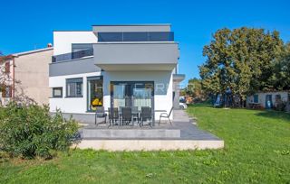 Casa familiare contemporanea con grande giardino, nuova costruzione