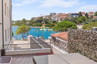 Appartamento di lusso a Pješčana Uvala, in prima linea sul mare