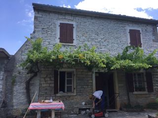 Oprtalj, casa in pietra istriana, 2.400 m² di terreno edificabile e 10 ha di terreno agricolo