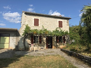 Oprtalj, terreno edificabile di 2400 m2 + agricolo di 10 ettari, casa istriana 