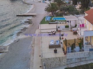 MERAVIGLIOSA VILLA IN PRIMA FILA SUL MARE