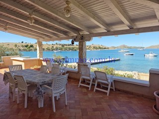 ARCIPELAGO DI KORNATI. CASA IN PRIMA FILA SUL MARE