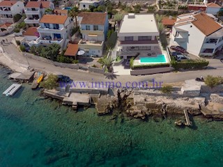 NUOVA VILLA DI LUSSO IN PRIMA FILA AL MARE