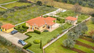 Moderna casa a un piano, ampio giardino, a 5 km dalla spiaggia