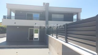 Cittanova, Casa bifamiliare con piscina