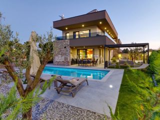 Nuova villa bifamiliare di lusso con piscina riscaldata e centro benessere