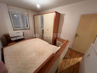 Croazia, Istria, centro di Pola, appartamento 57m2 (2 camere da letto) da ristrutturare, vicino al mercato