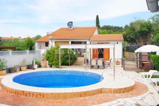 Casa a un piano in una posizione tranquilla con piscina + 2 edifici ausiliari