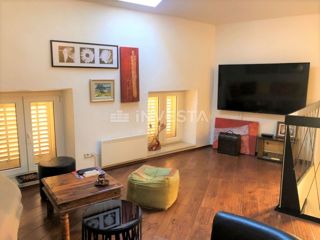 Fažana, Casa con spazio commerciale consolidato