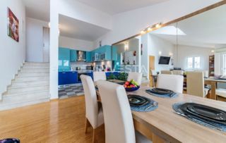 Pula, Nova Veruda appartamento su due piani con parcheggio