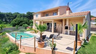 Casa con piscina in una posizione tranquilla, nei pressi di Pula