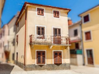 Fažana, casa nel centro storico, a 50 m dal mare.