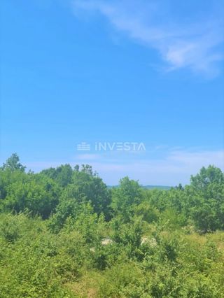 Terreni di diverse destinazioni in una posizione tranquilla, a 2 km dal mare