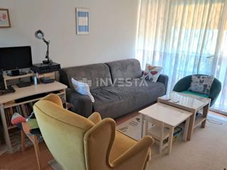 Pola, appartamento con 2 camere da letto, loggia, balcone e ripostiglio, vicino al centro