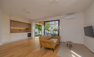 Casa al piano terra lussuosamente attrezzata con giardino