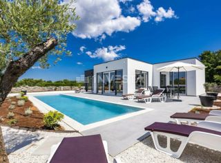 Zona di Vodnjan, villa moderna con piscina e impianto solare