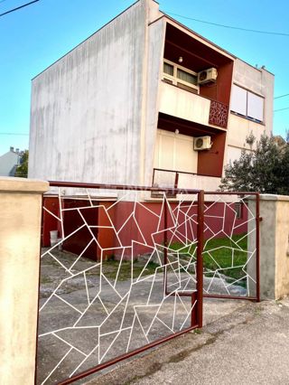 Centro di Pola, piano di una casa con giardino e garage
