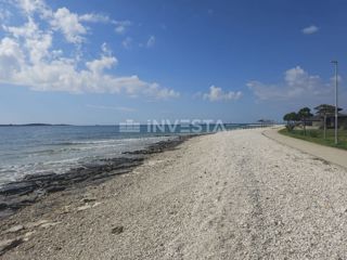 Peroj, terreno con un kazun vicino al mare