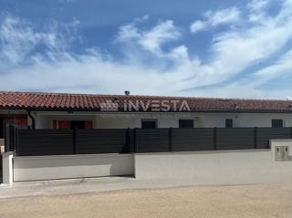 Zona di Peroj, moderna casa a piano terra a schiera, a 400 m dal mare