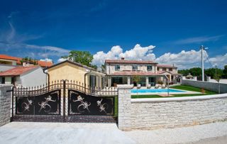 Casa in pietra ristrutturata con piscina