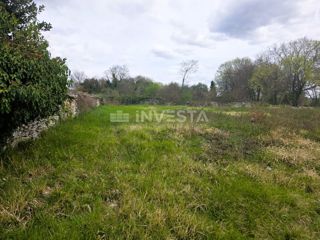Zona di Kanfanar – terreno edificabile di 547 m² in un ambiente tranquillo