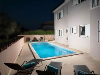 Dintorni di Pola, villa con piscina in una zona tranquilla, a 5 km dalla città