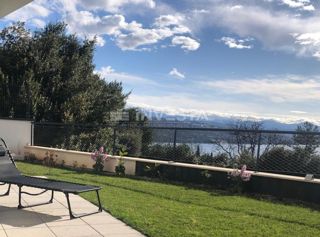 OPATIJA – appartamento di lusso con vista mare, posto auto e giardino