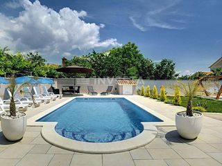 Casa con piscina e ampio giardino, vicino al mare