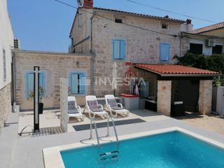 Dintorni di Marzana, casa rustica istriana in pietra con piscina