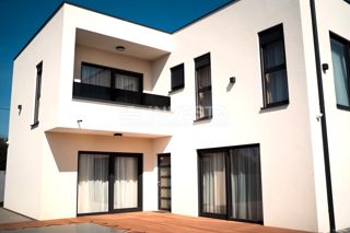 Medulin, Villa moderna con garage e piscina, a soli 200 m dal mare