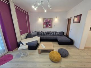 Pola, bellissimo e spazioso appartamento, 3 camere da letto, parcheggio privato e giardino