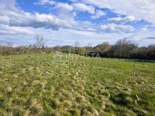 Dintorni di Žminj – terreno edificabile di 697 m² ai margini dell’abitato