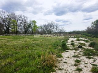 Zona di Kanfanar – terreno edificabile di 522 m², esposizione a sud