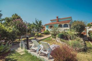 Banjole (Bagnoli), casa indipendente con splendido giardino, a 150 m dal mare