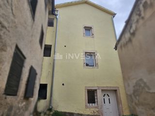 Centro di Medulin, casa in pietra parzialmente ristrutturata