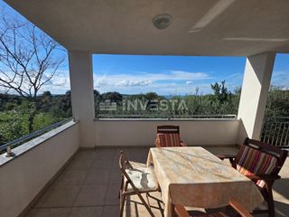 Appartamento al piano terra in un edificio più piccolo, vista mare, a 1 km dalla spiaggia