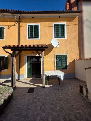Casa a schiera ristrutturata con 3 camere da letto e cortile
