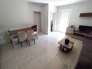 Zo Fažana környéke, apartman terasszal és parkolóval, közel a tengerhez.na di Fažana, appartamento con terrazza e parcheggio, vicino al mare