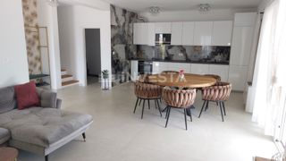 Poreč, Casa a schiera in una posizione eccellente