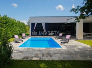 Dintorni di Dignano, villa moderna con piscina, posizione tranquilla