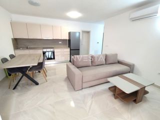 Appartamento al primo piano di un nuovo edificio, due camere da letto, vicino al mare!