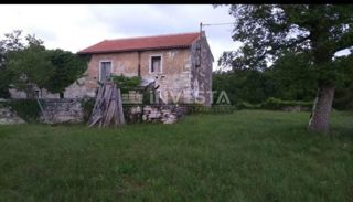 Antica casa istriana con un ampio giardino