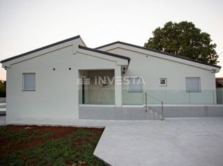 Dintorni di Rovigno, casa a piano terra a basso consumo energetico con piscina
