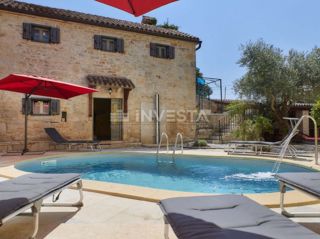 Autentica villa istriana in pietra con due case, piscina e parcheggio – nei dintorni di Dignano